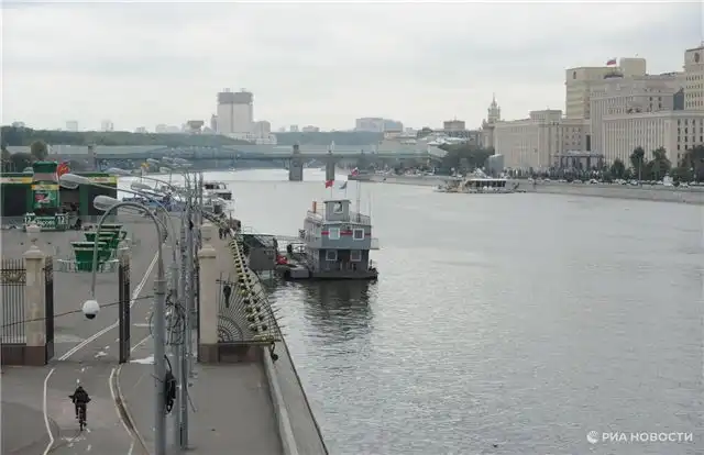 Рабочие Комплекса городского хозяйства восстановили два столичных причала