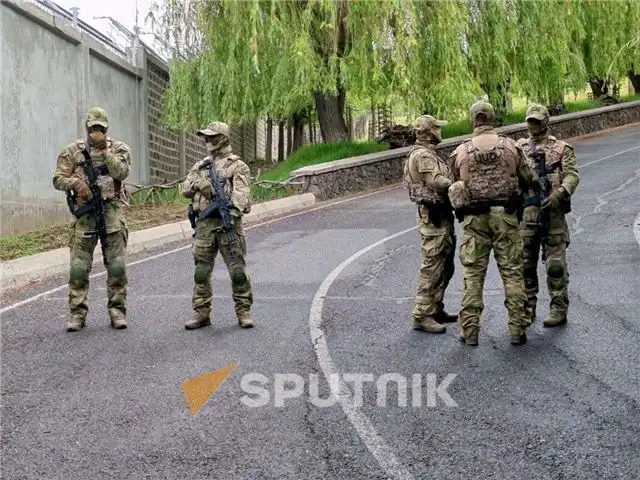 Силовики ворвались в дом и заперли людей в клетке — что происходит в Армении