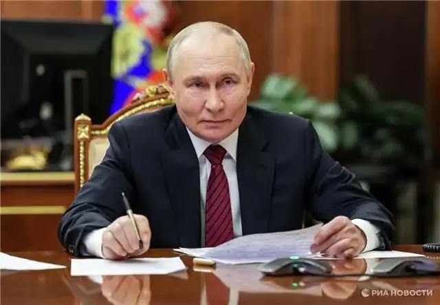 Путин принял в Кремле и.о. президента Южной Осетии Марата Камболова