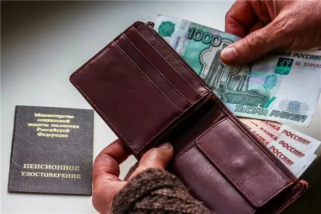 Бывшие военные и силовики получат в июне сразу две пенсии