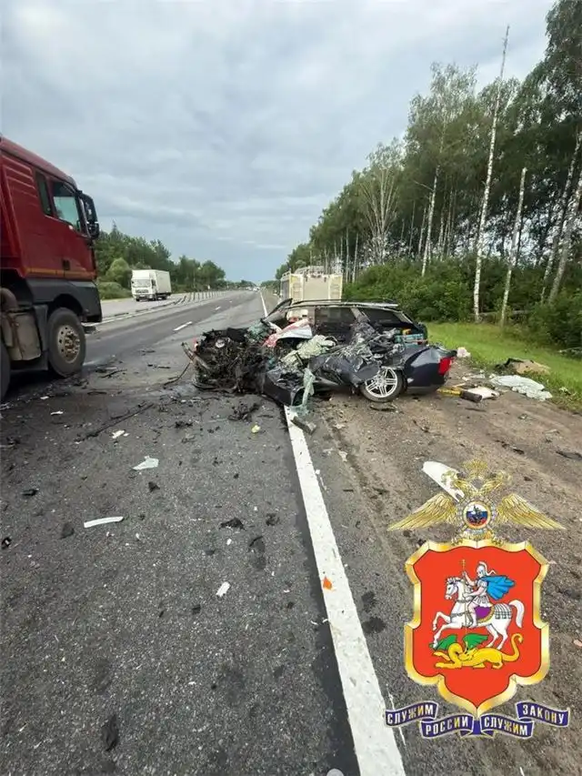 Трое погибли в аварии с грузовиком в Подмосковье