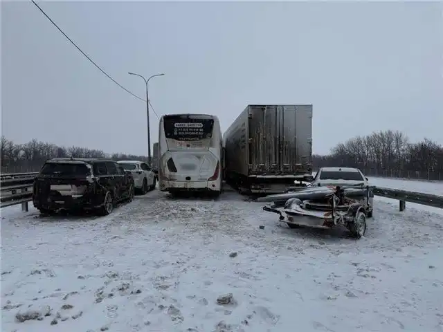 Пятнадцать автомобилей стали участниками серии аварий на М-4 в Воронежской области