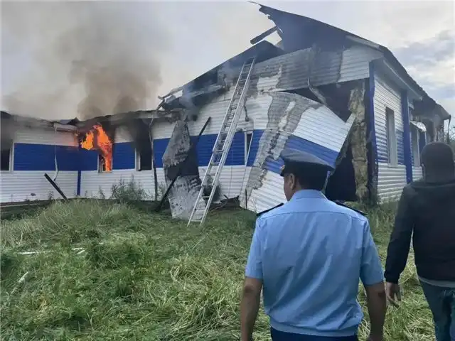 В Якутии в Сунтарском районе молния вызвала пожар в школе