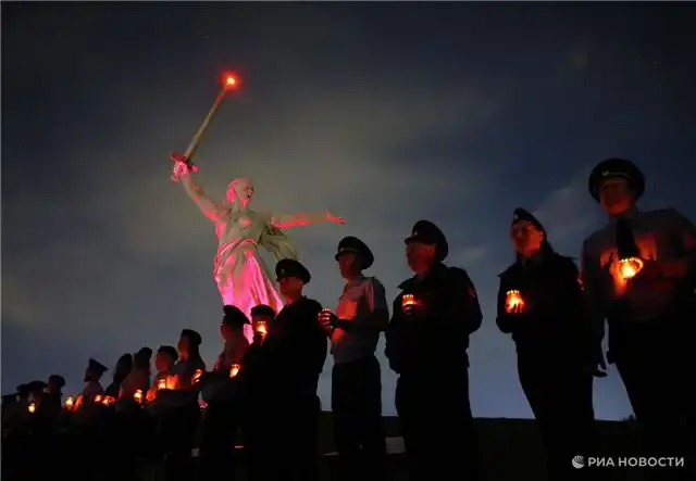 В Петербурге на Пискаревском кладбище прошла церемония возложения цветов в День памяти и скорби