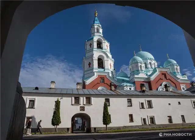 Архитектурная подсветка преобразила подворье Валаамского монастыря в Москве