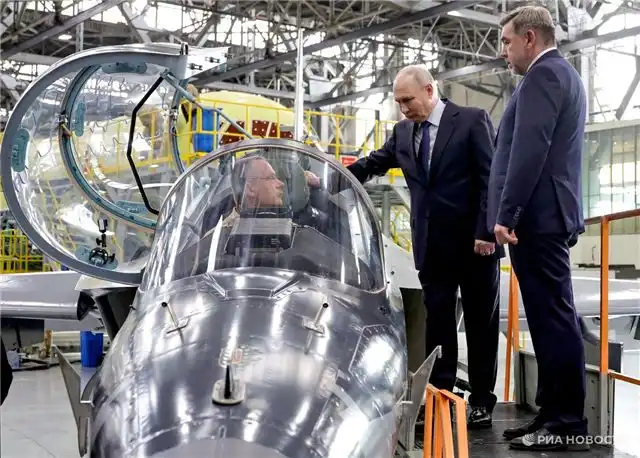 Путин лично познакомился с новым прототипом Як-130М, впервые поднявшимся в небо месяц назад