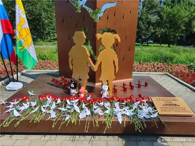 В Челябинске у стелы «Живи» собрались, чтобы почтить память детей — жертв войны в Донбассе