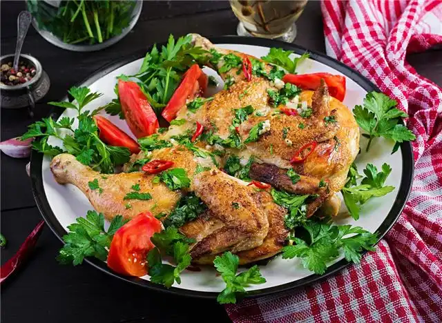 Аппетитный цыпленок табака с хрустящей корочкой и сочной начинкой