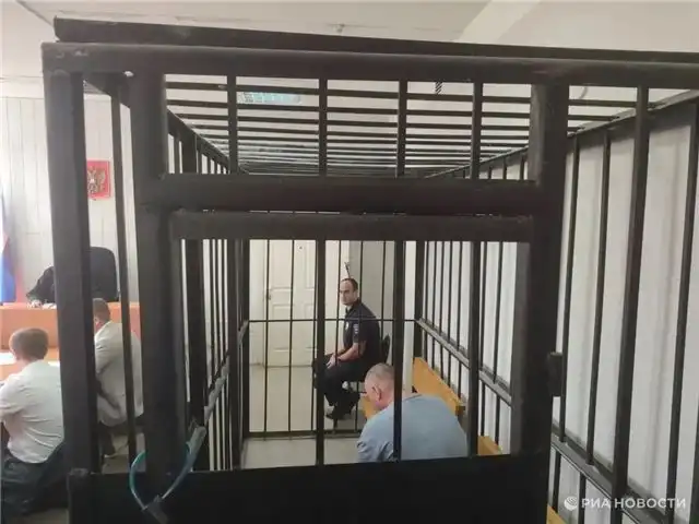 В Екатеринбурге в суд пришли с подозреваемым по делу об избиении ученого Зезина