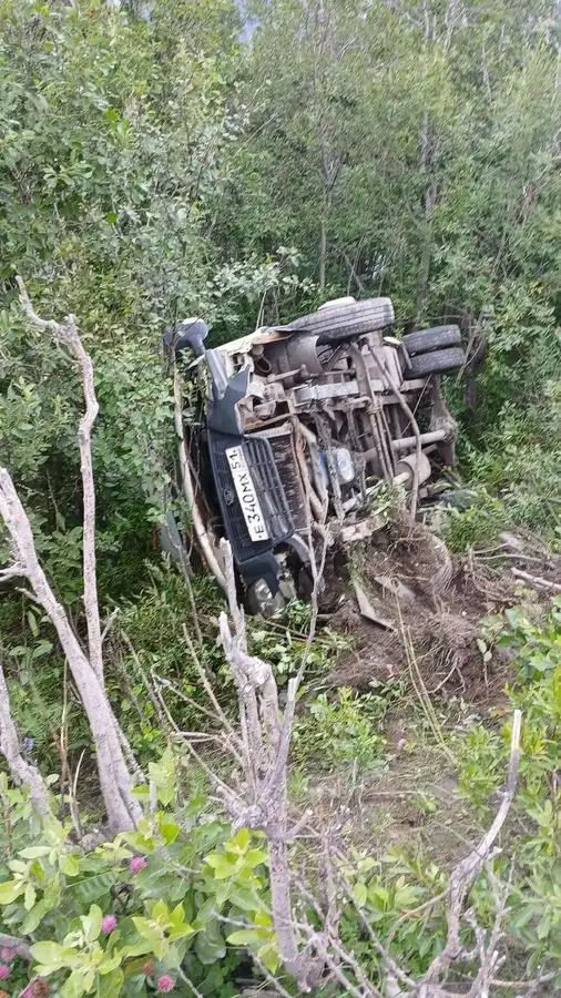 В Кировске Мурманской области маршрутка перевернулась, пострадали два человека