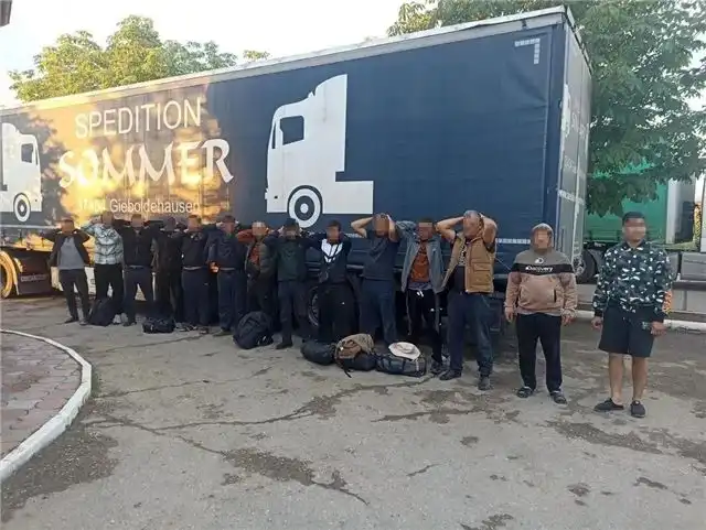Фуру в Саратовской области остановили с 12 нелегальными мигрантами