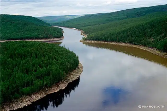 Пять человек оказались в воде после крушения лодки на реке Алдан